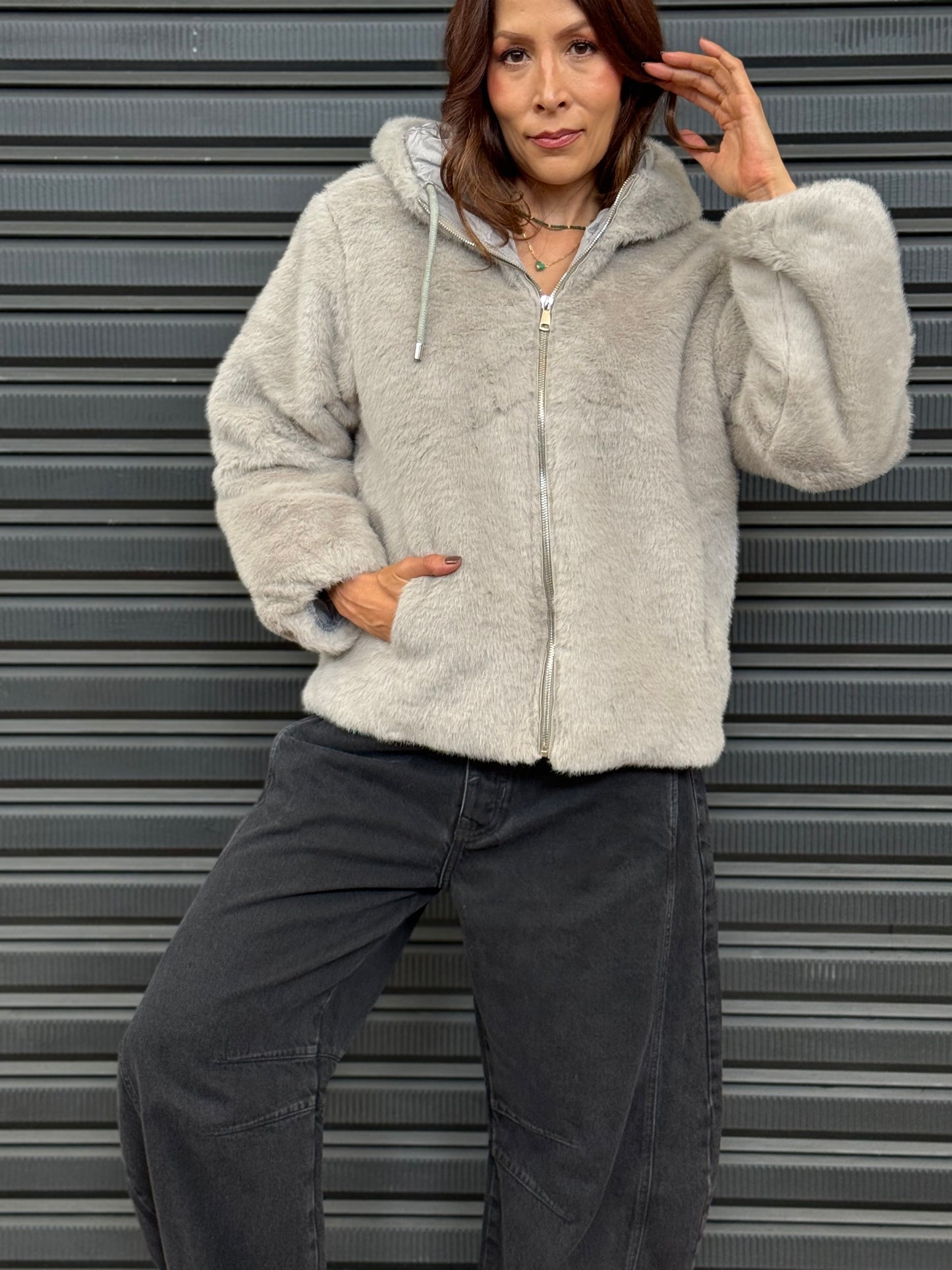 Chaqueta gris peluda