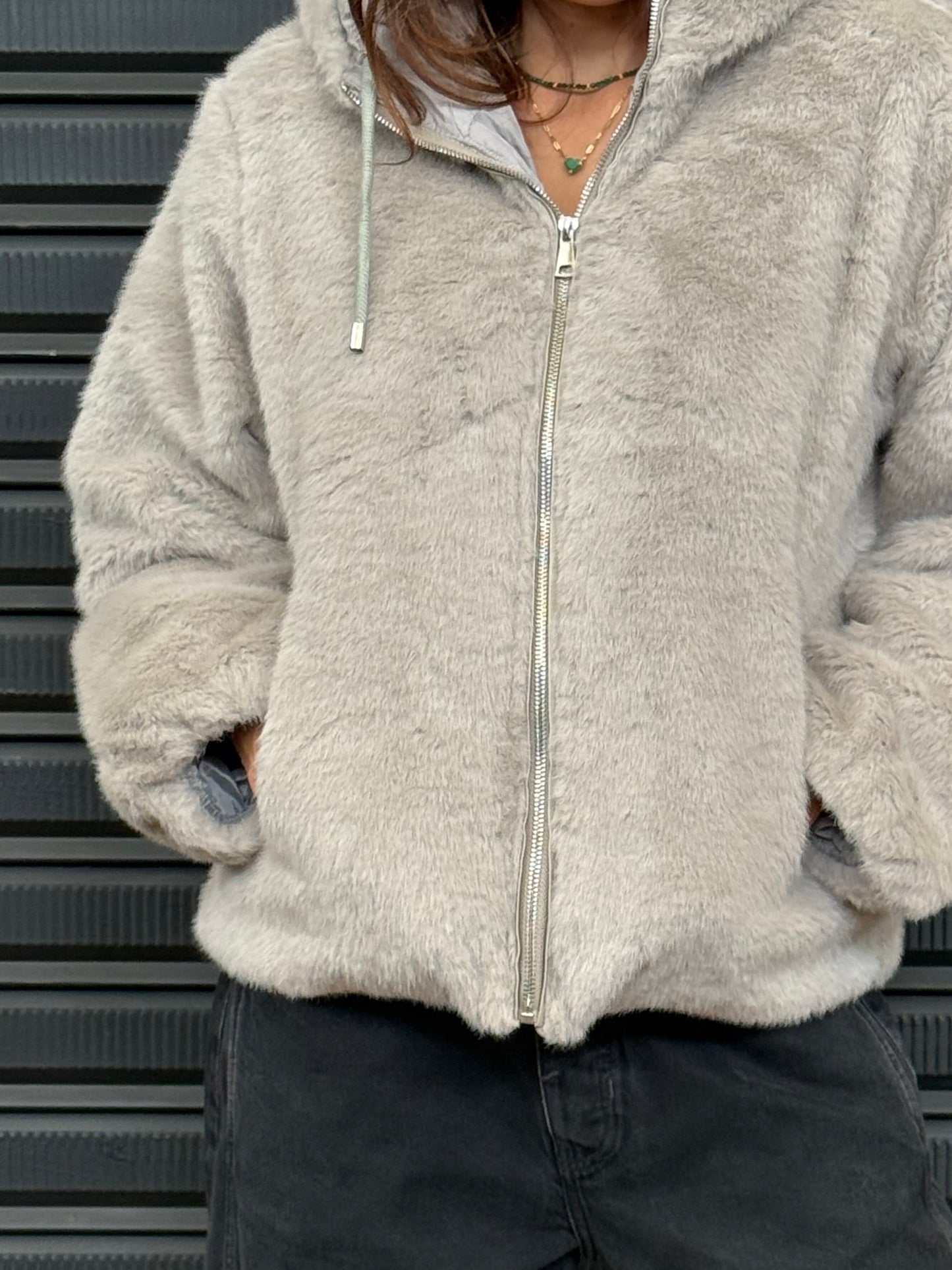 Chaqueta gris peluda