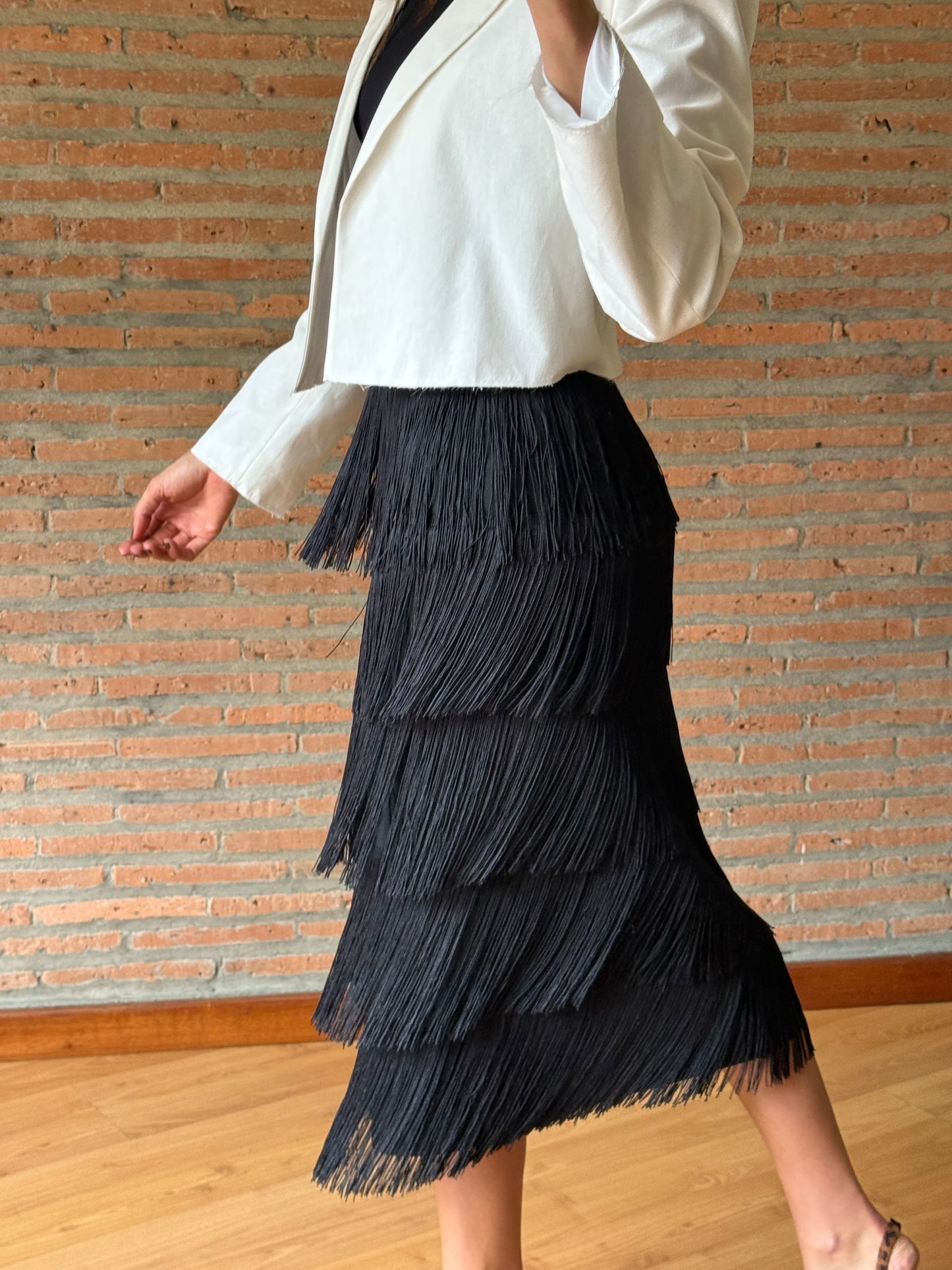 Falda negra flecos