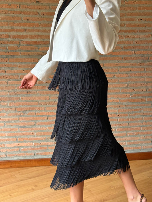 Falda negra flecos